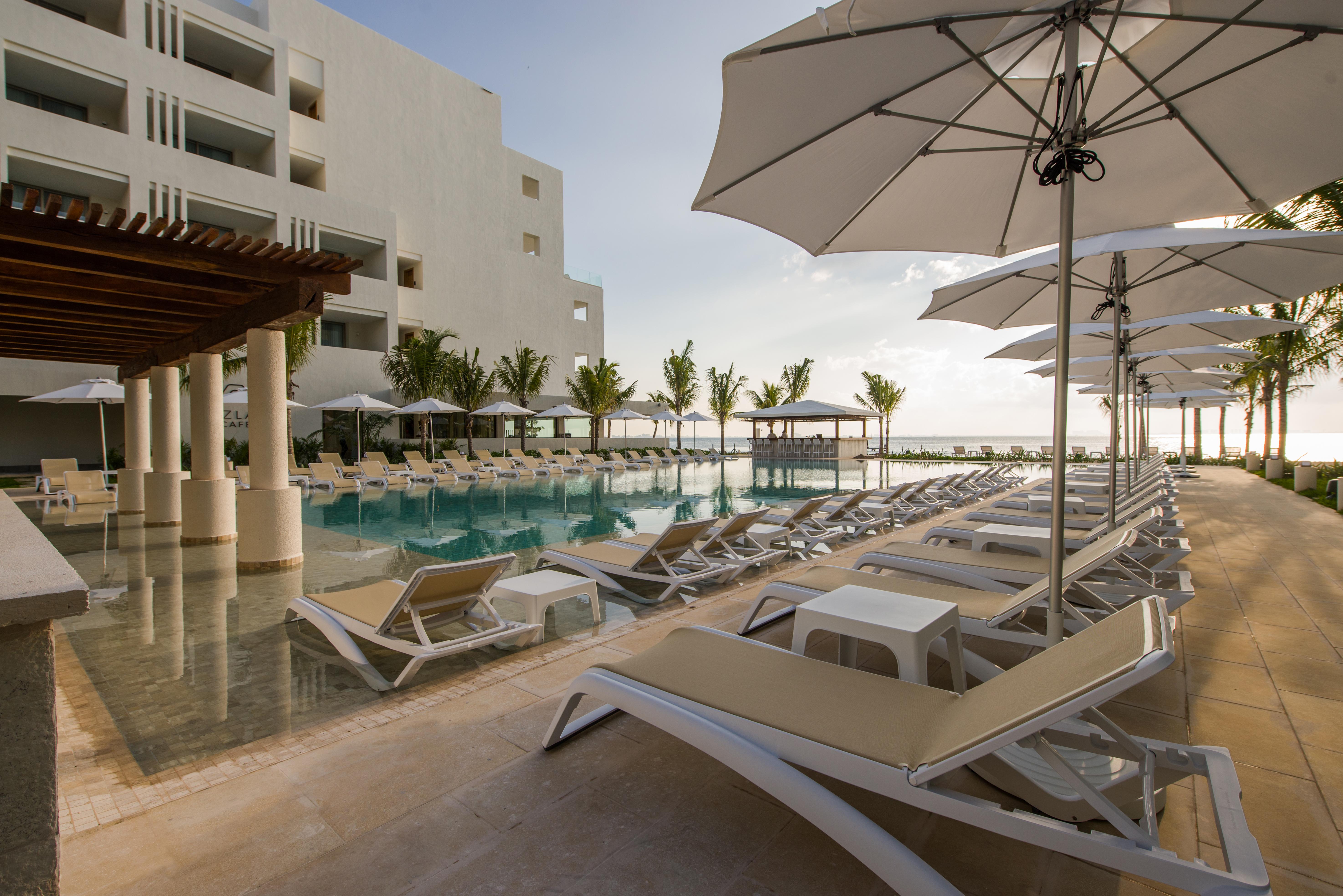 Izla Front Hotel