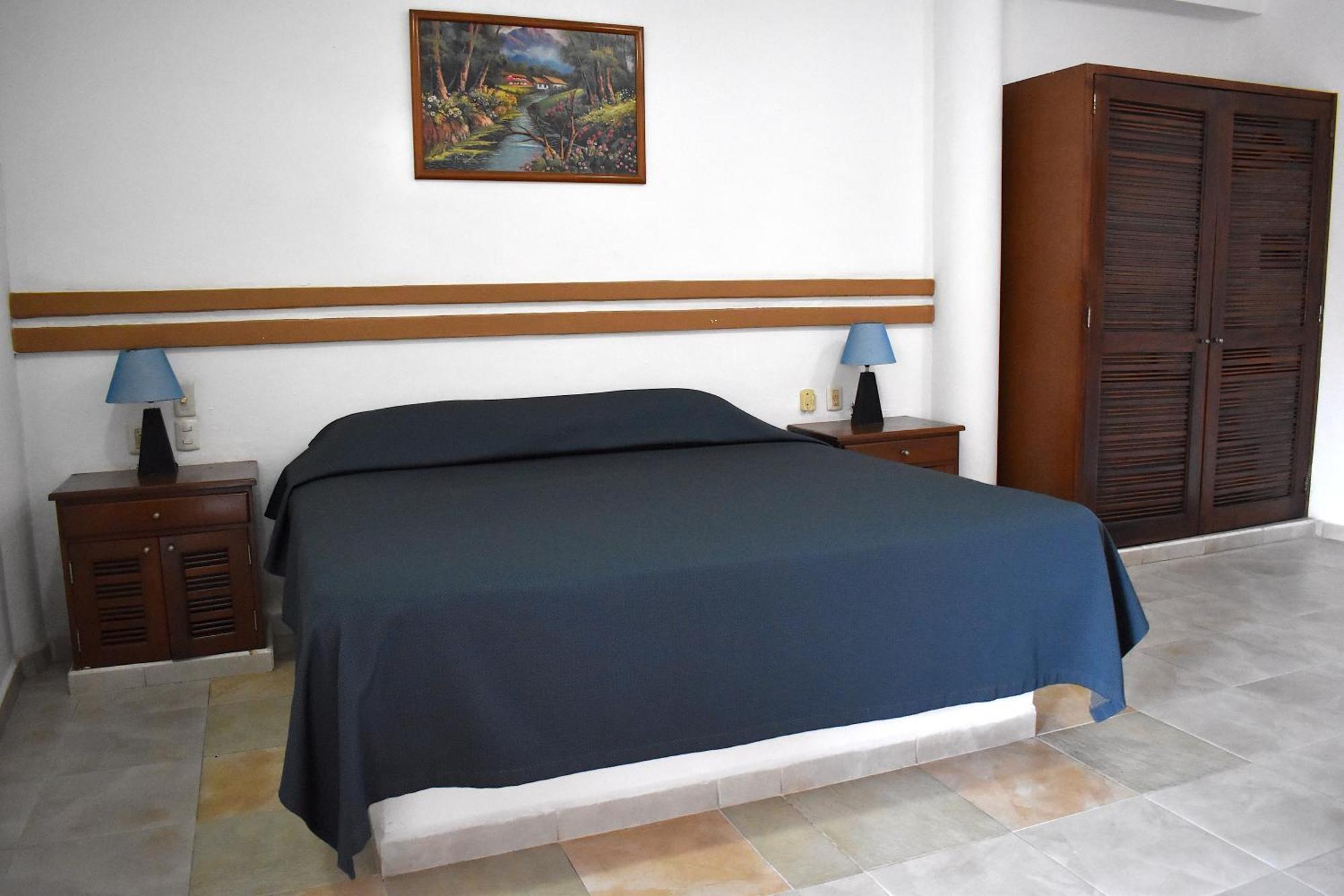 Plaza Almendros Hotel