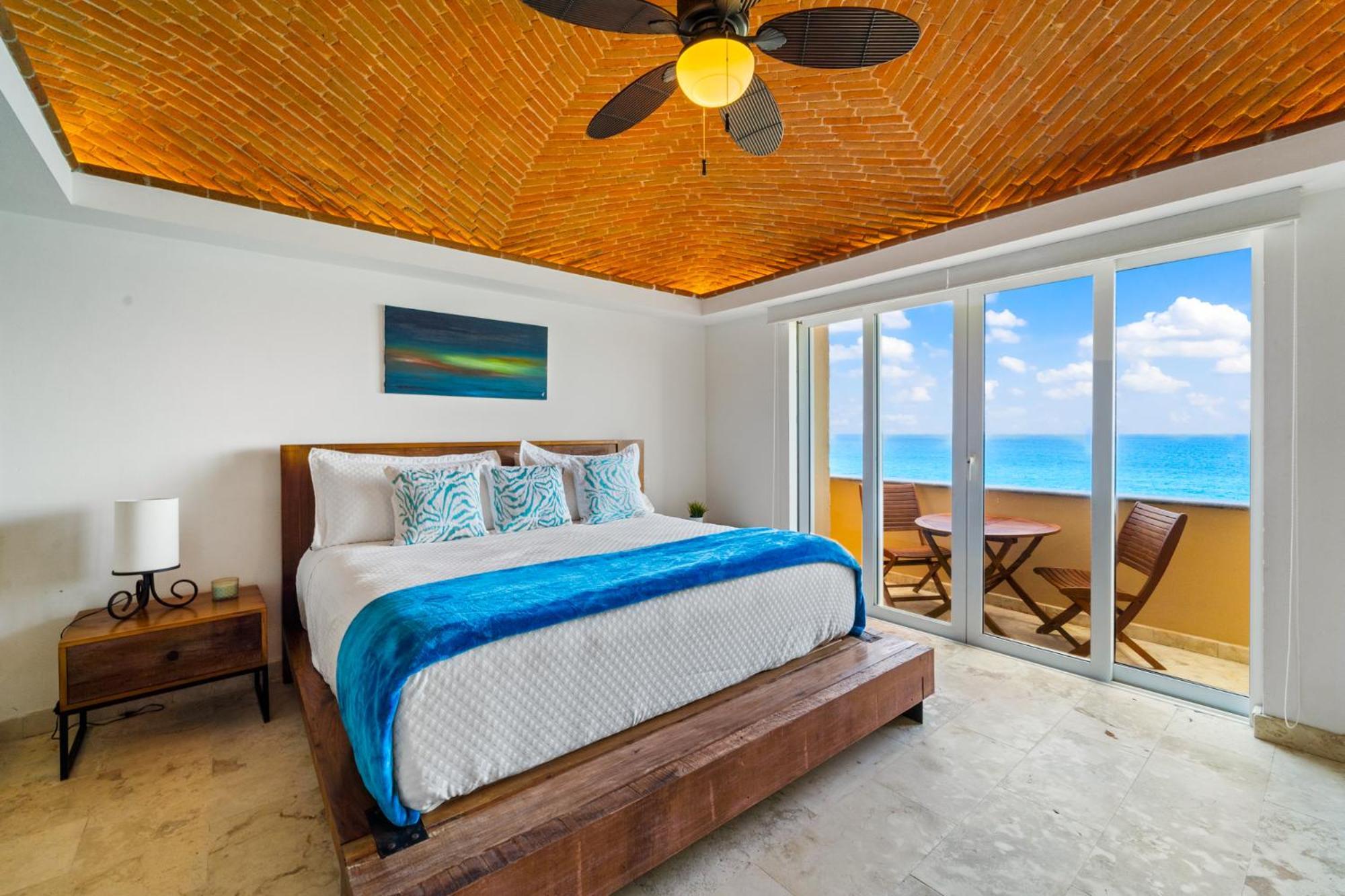 Apartment 360 Views, Waterfront Penthouse, Rooftop Pool *