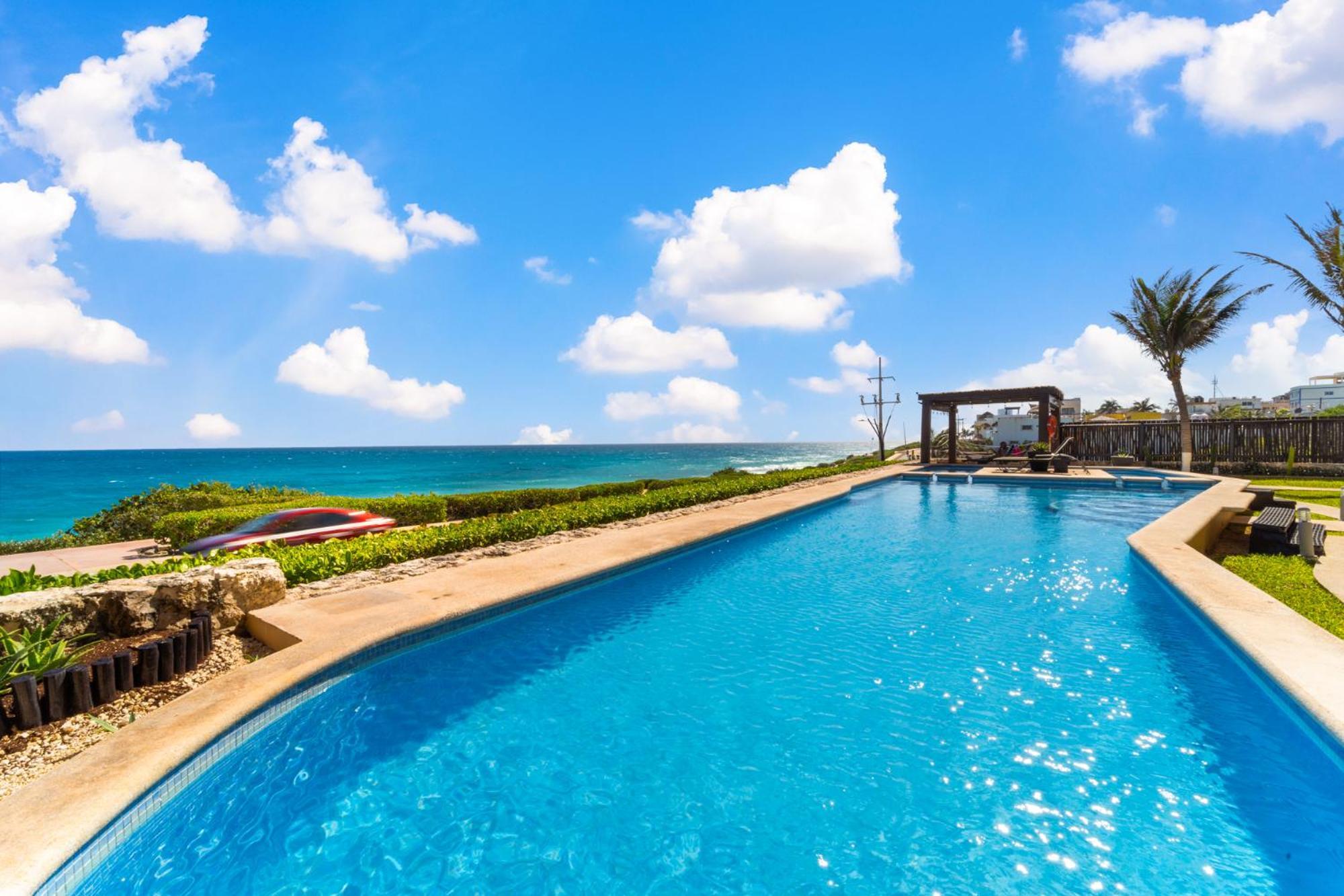 360 Views, Waterfront Penthouse, Rooftop Pool * Isla Mujeres