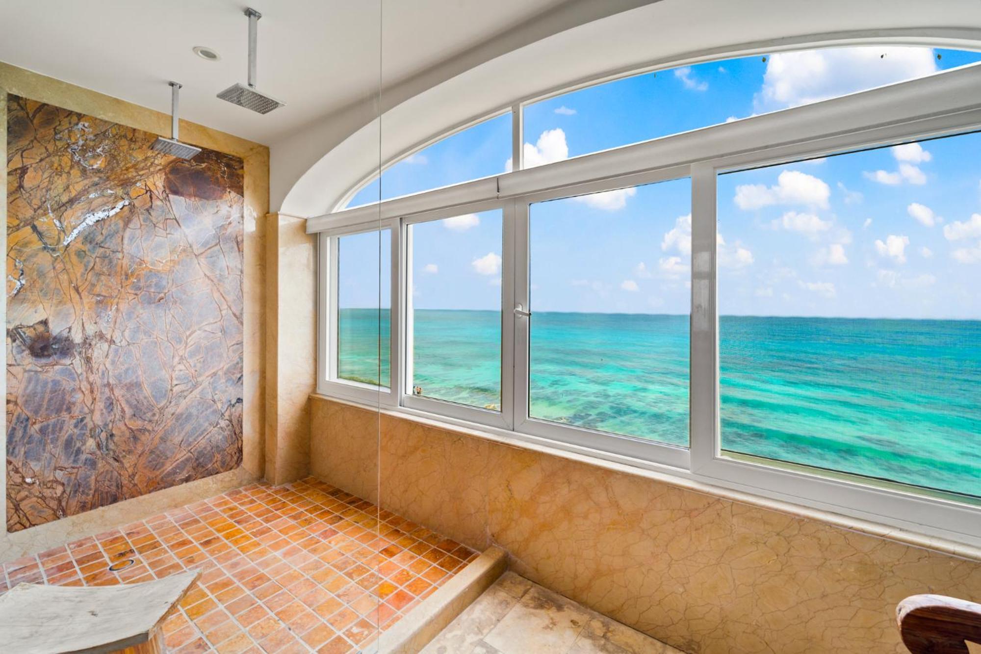 Apartment 360 Views, Waterfront Penthouse, Rooftop Pool