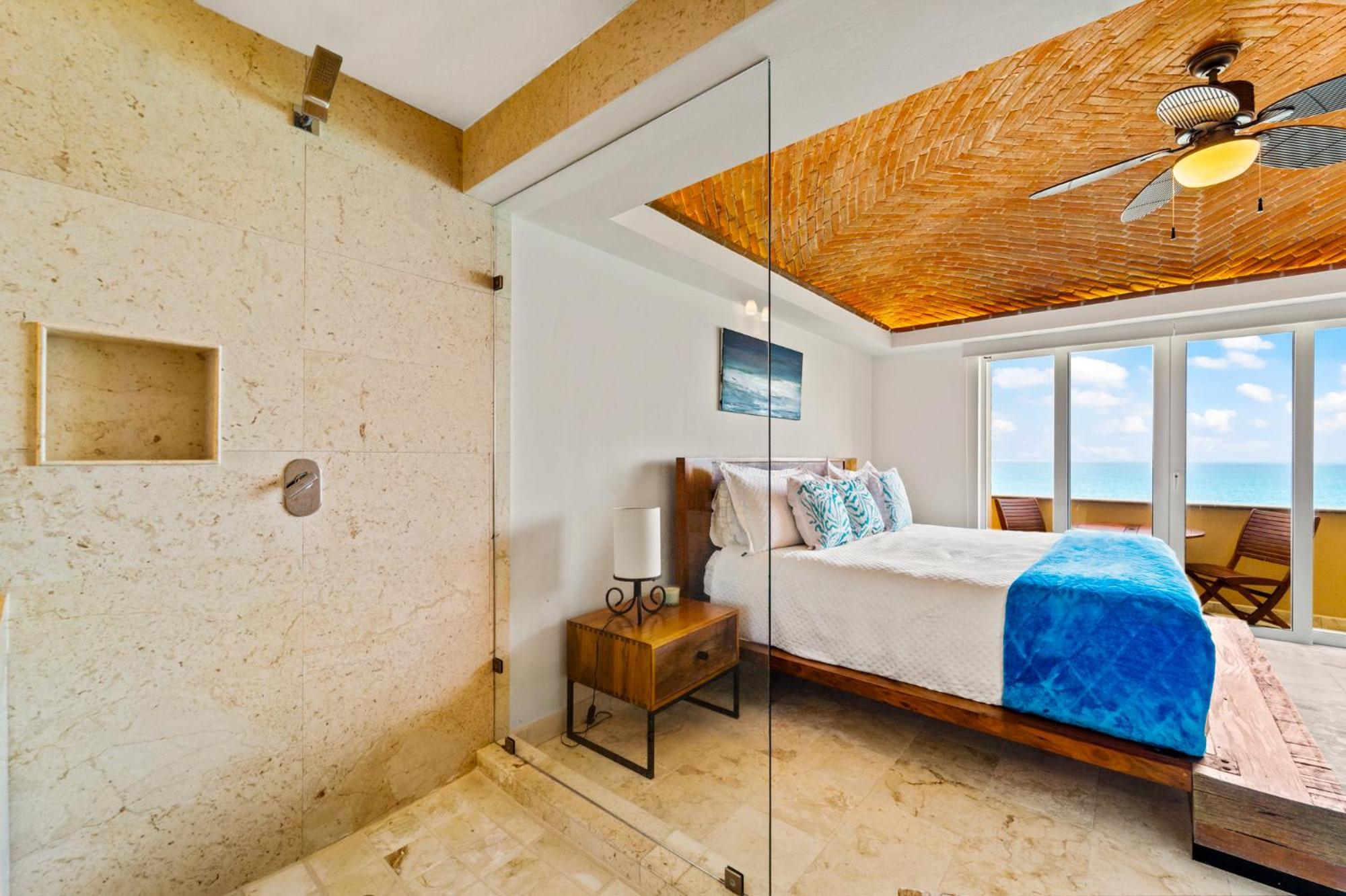 360 Views, Waterfront Penthouse, Rooftop Pool Apartment *