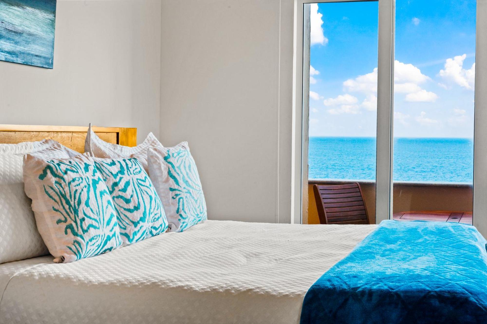 360 Views, Waterfront Penthouse, Rooftop Pool Apartment Isla Mujeres