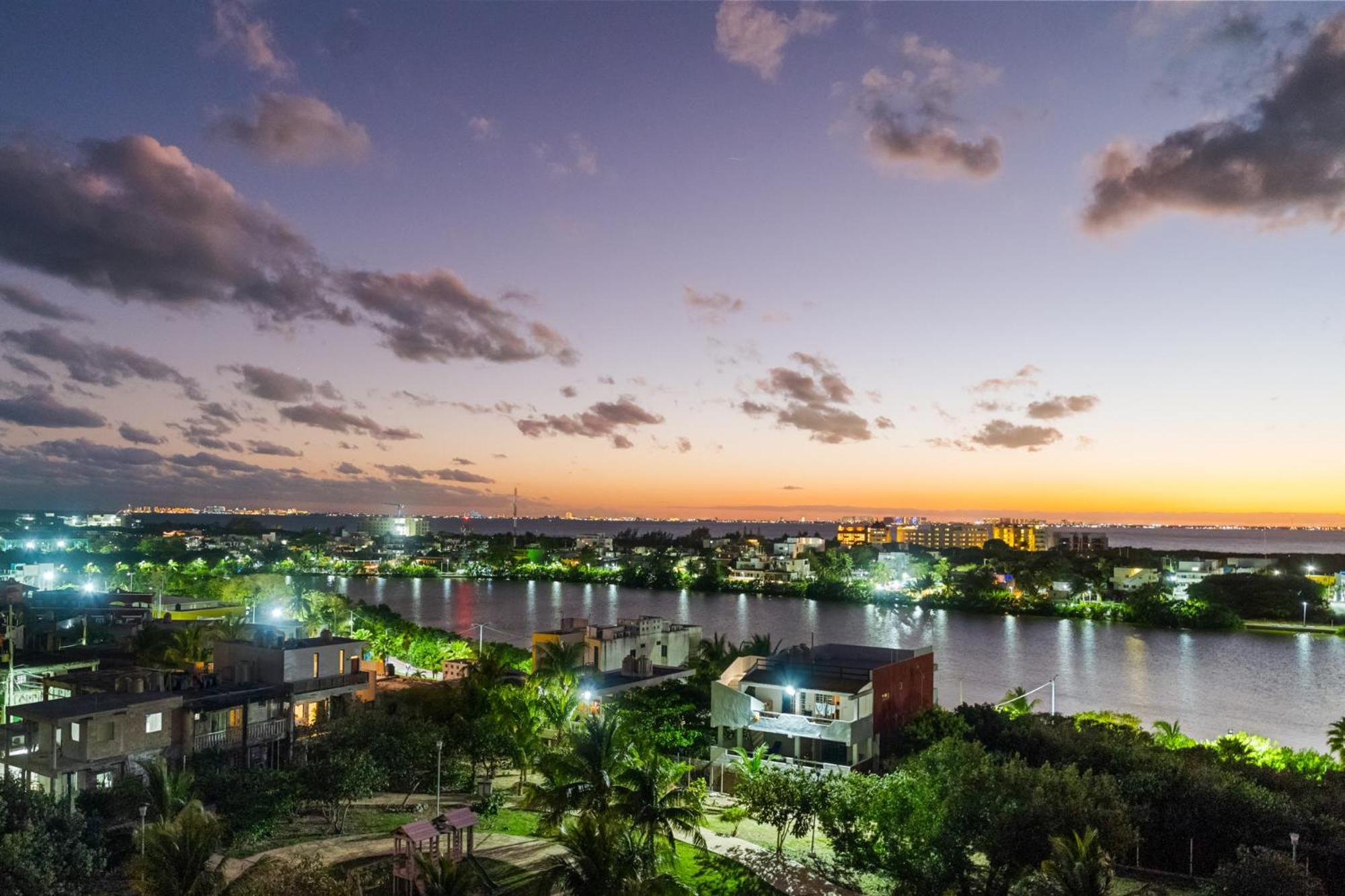360 Views, Waterfront Penthouse, Rooftop Pool Apartment *