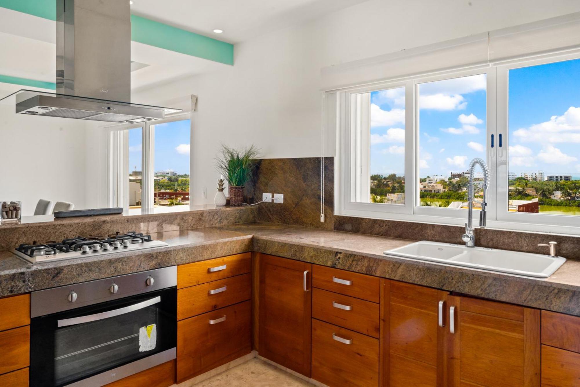 360 Views, Waterfront Penthouse, Rooftop Pool *