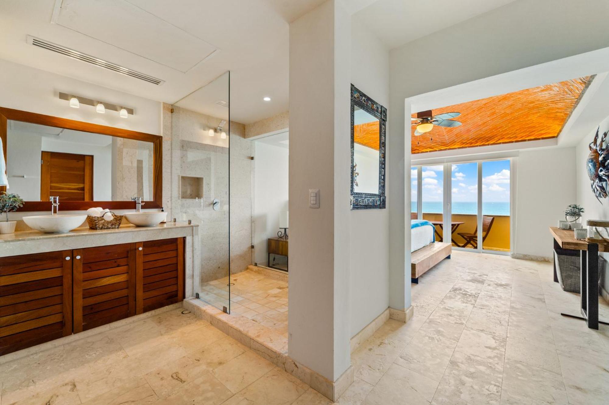 360 Views, Waterfront Penthouse, Rooftop Pool Apartment