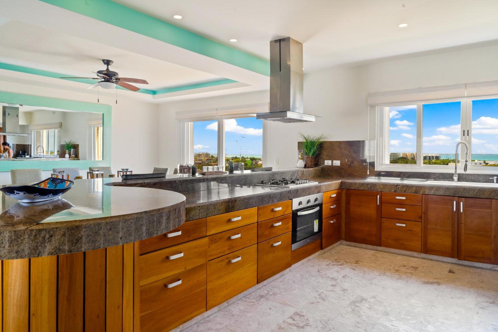 Apartment 360 Views, Waterfront Penthouse, Rooftop Pool *
