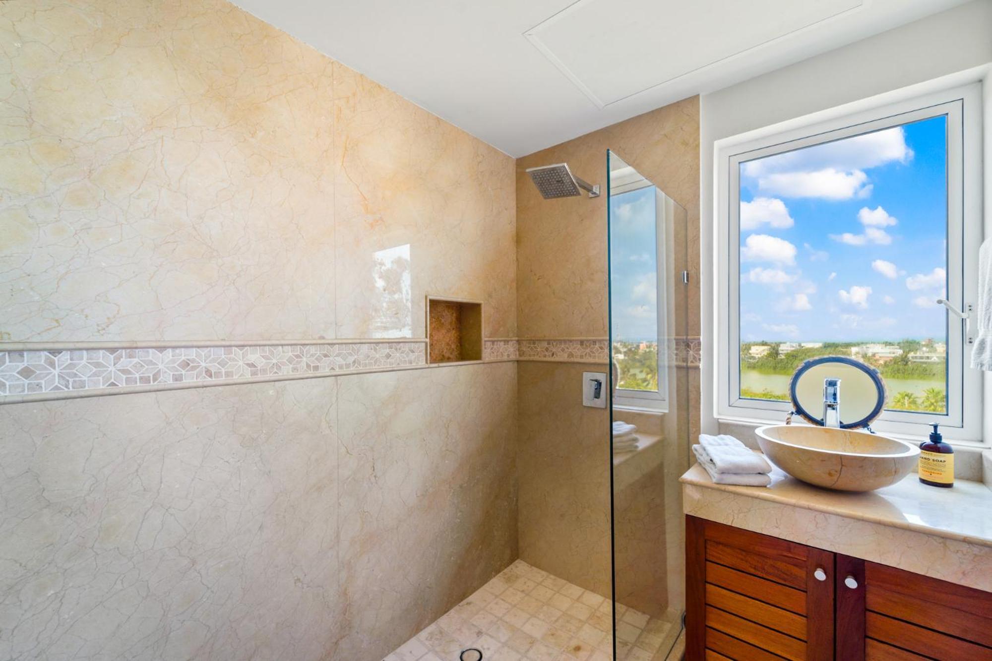360 Views, Waterfront Penthouse, Rooftop Pool *