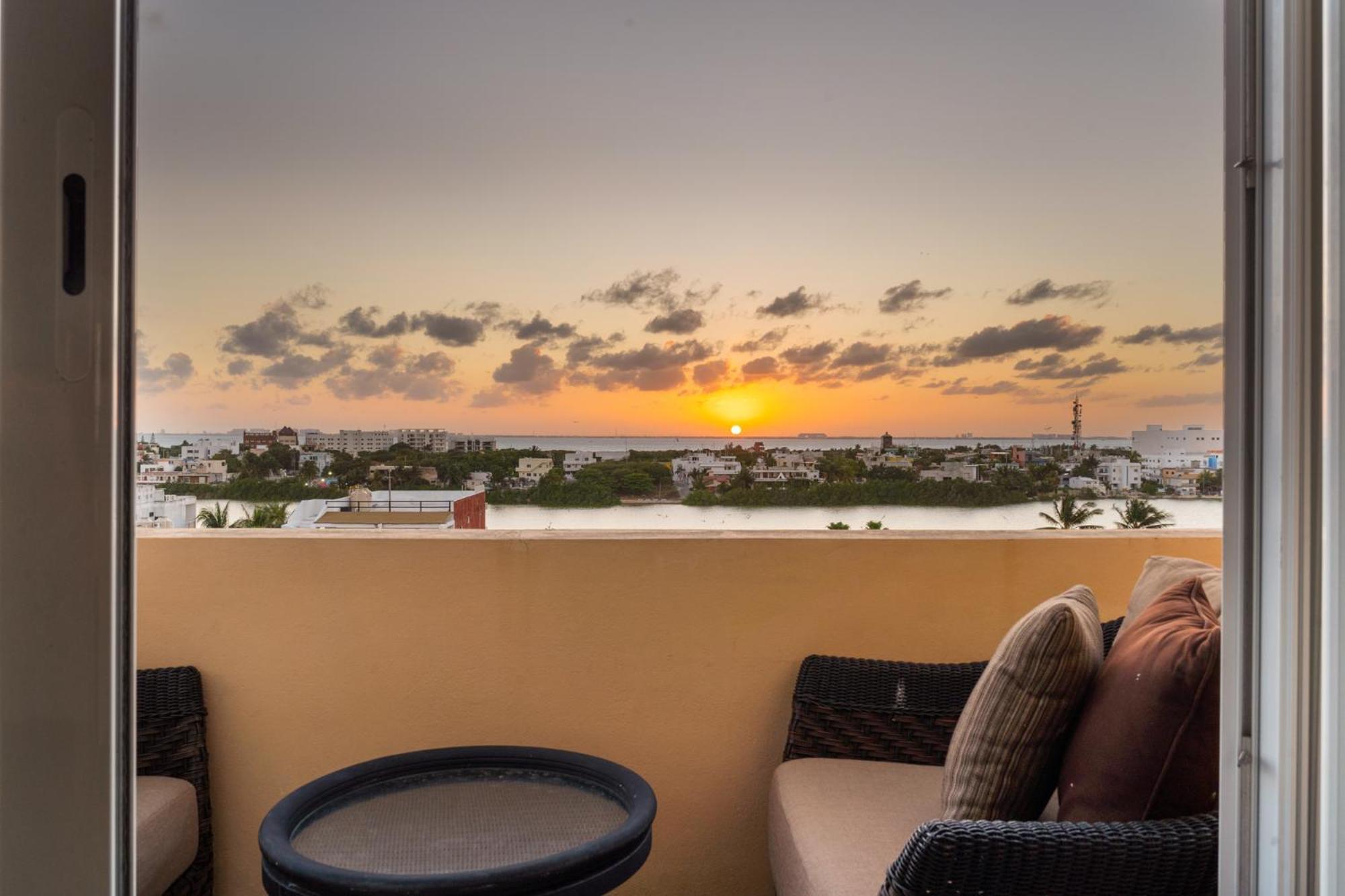 360 Views, Waterfront Penthouse, Rooftop Pool
