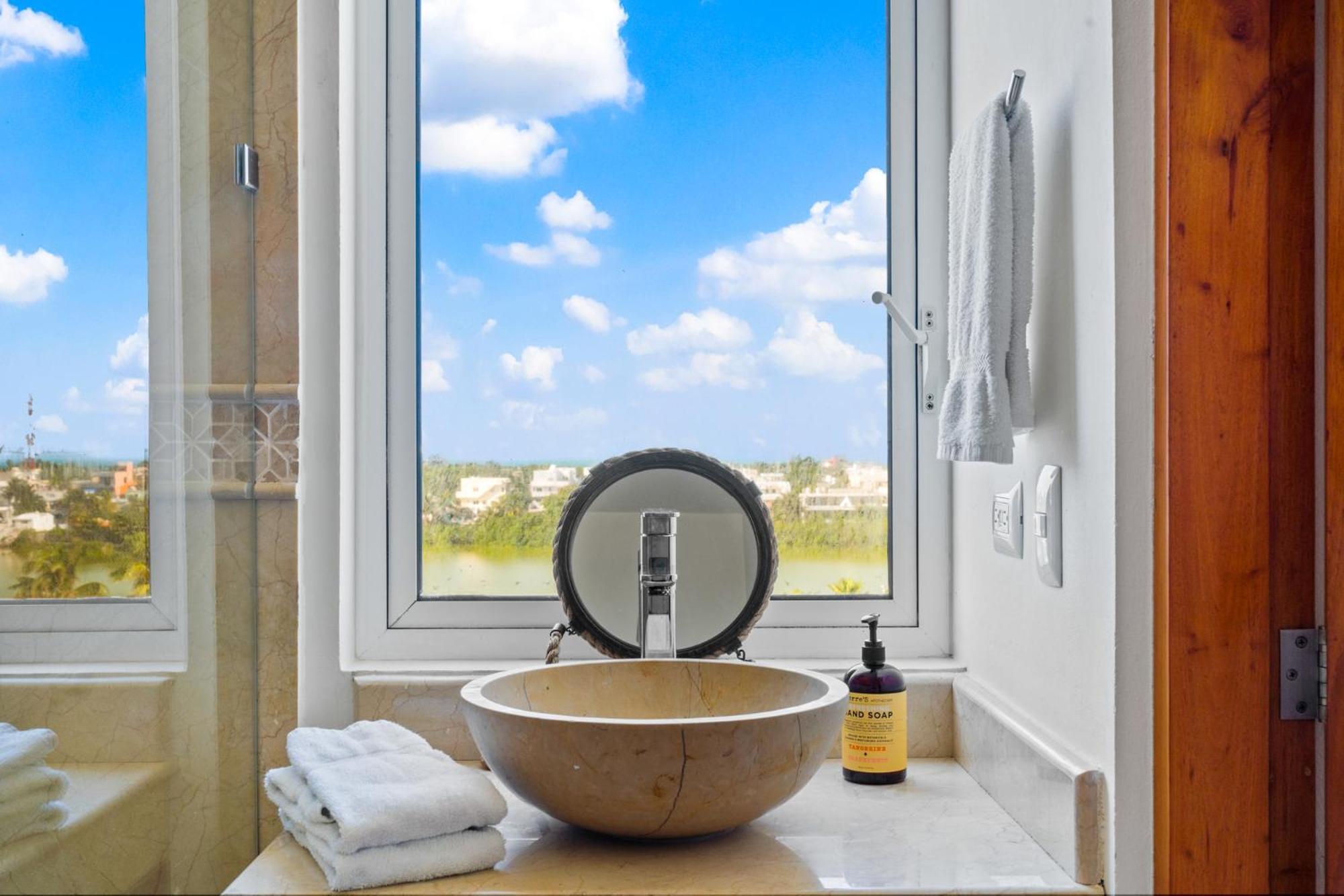 Apartment 360 Views, Waterfront Penthouse, Rooftop Pool