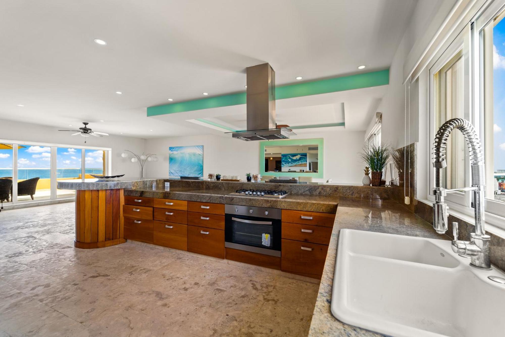 360 Views, Waterfront Penthouse, Rooftop Pool Apartment *