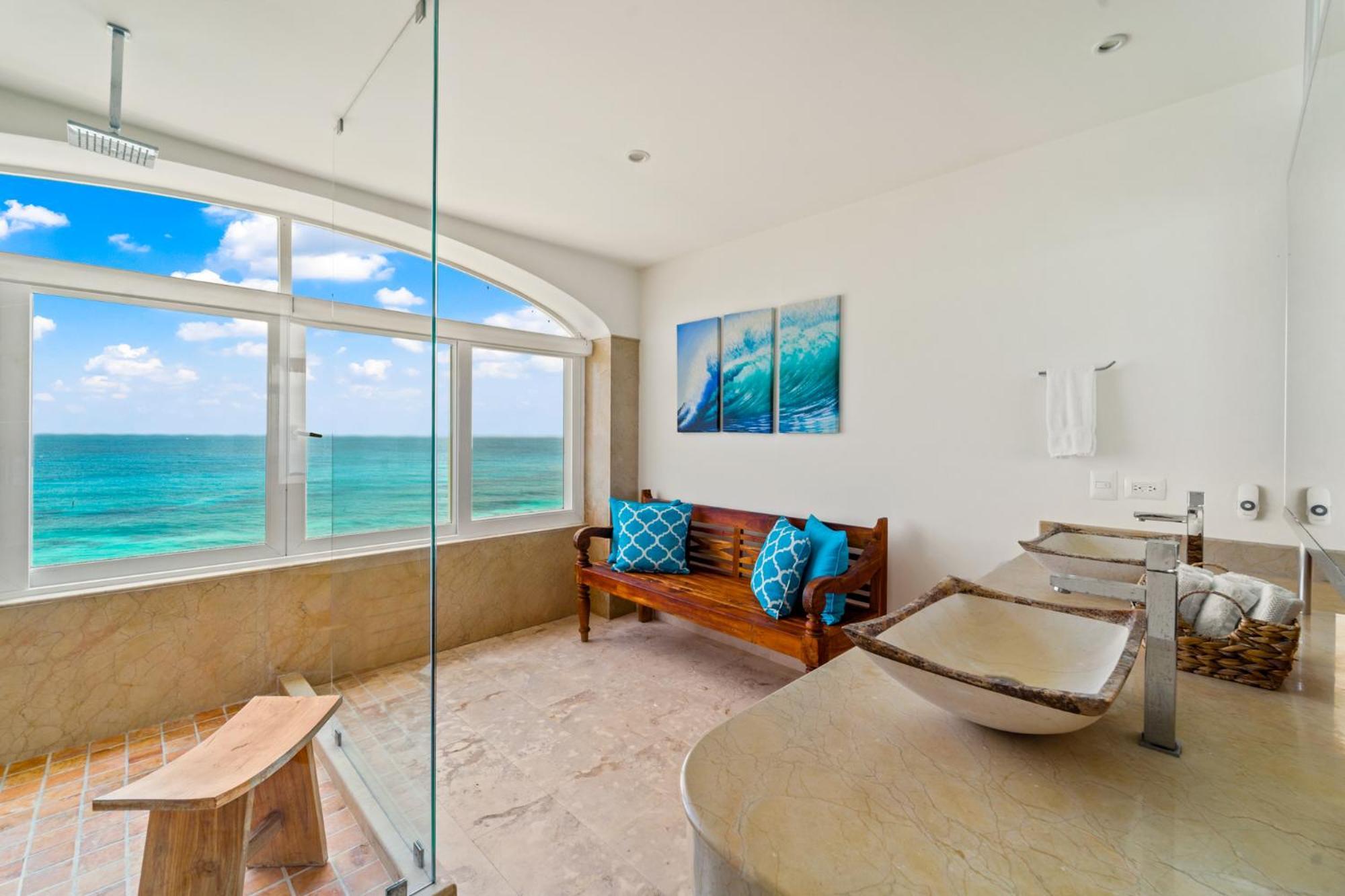 Apartment 360 Views, Waterfront Penthouse, Rooftop Pool *