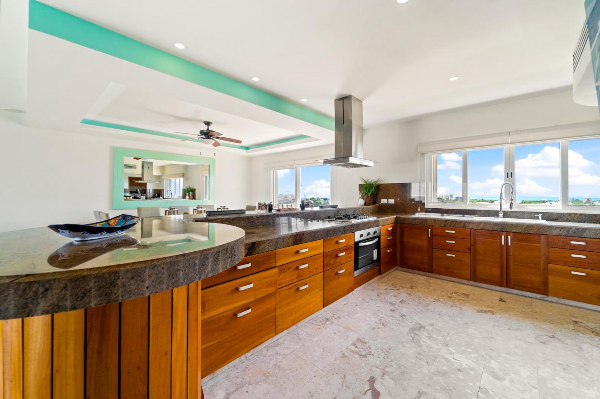 360 Views, Waterfront Penthouse, Rooftop Pool *