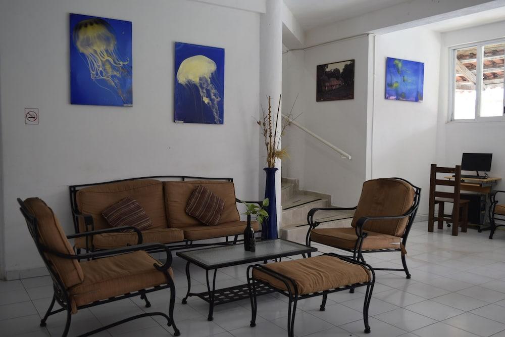 Plaza Almendros, Hotel