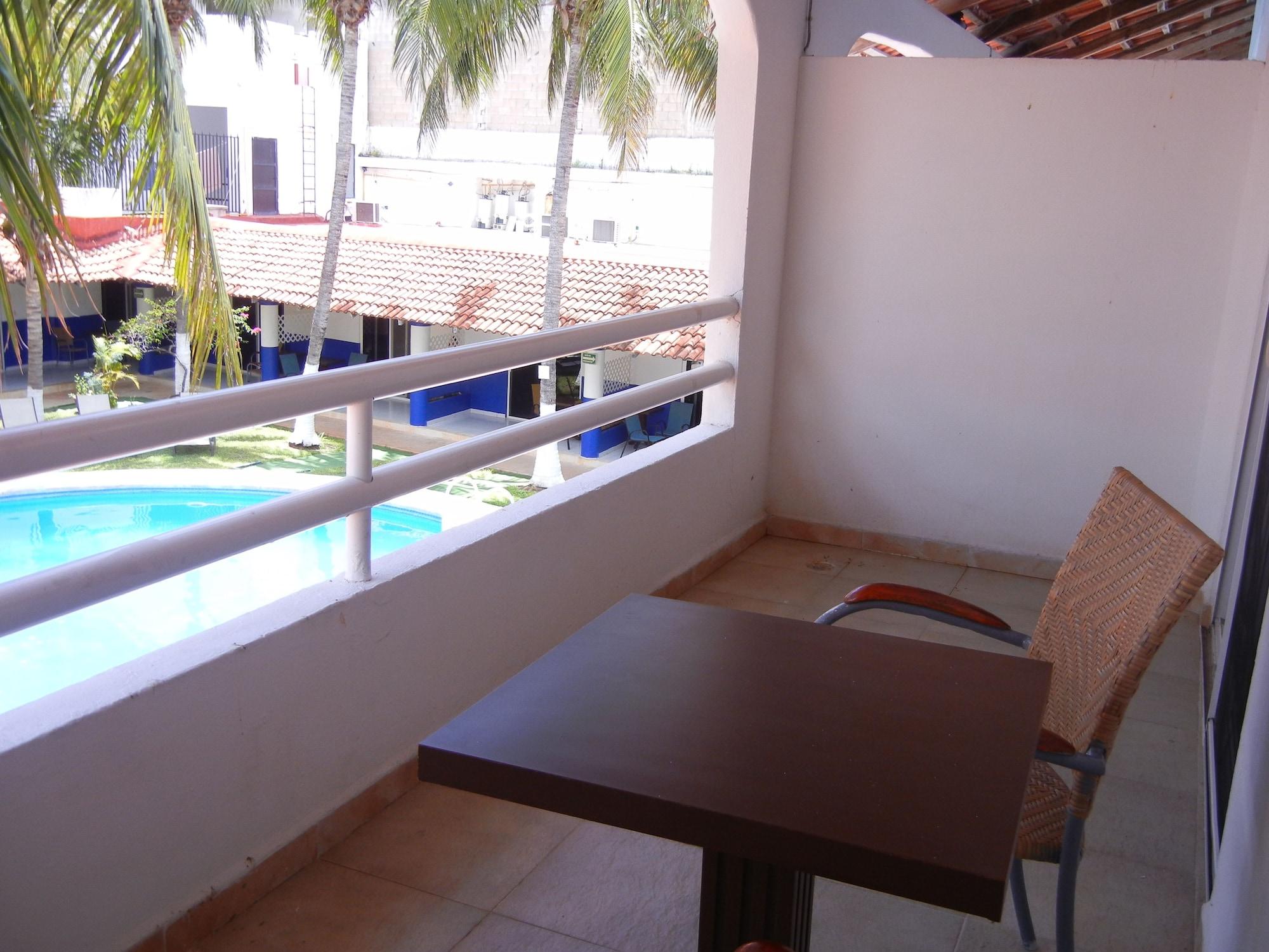Plaza Almendros, Hotel