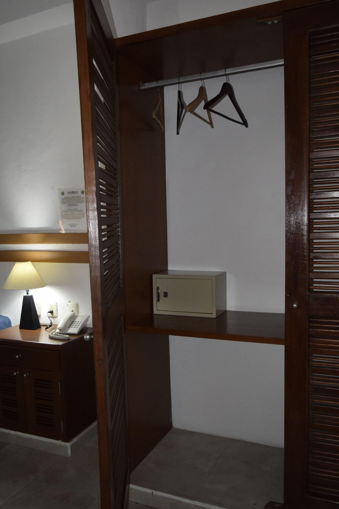 Plaza Almendros, Hotel Isla Mujeres