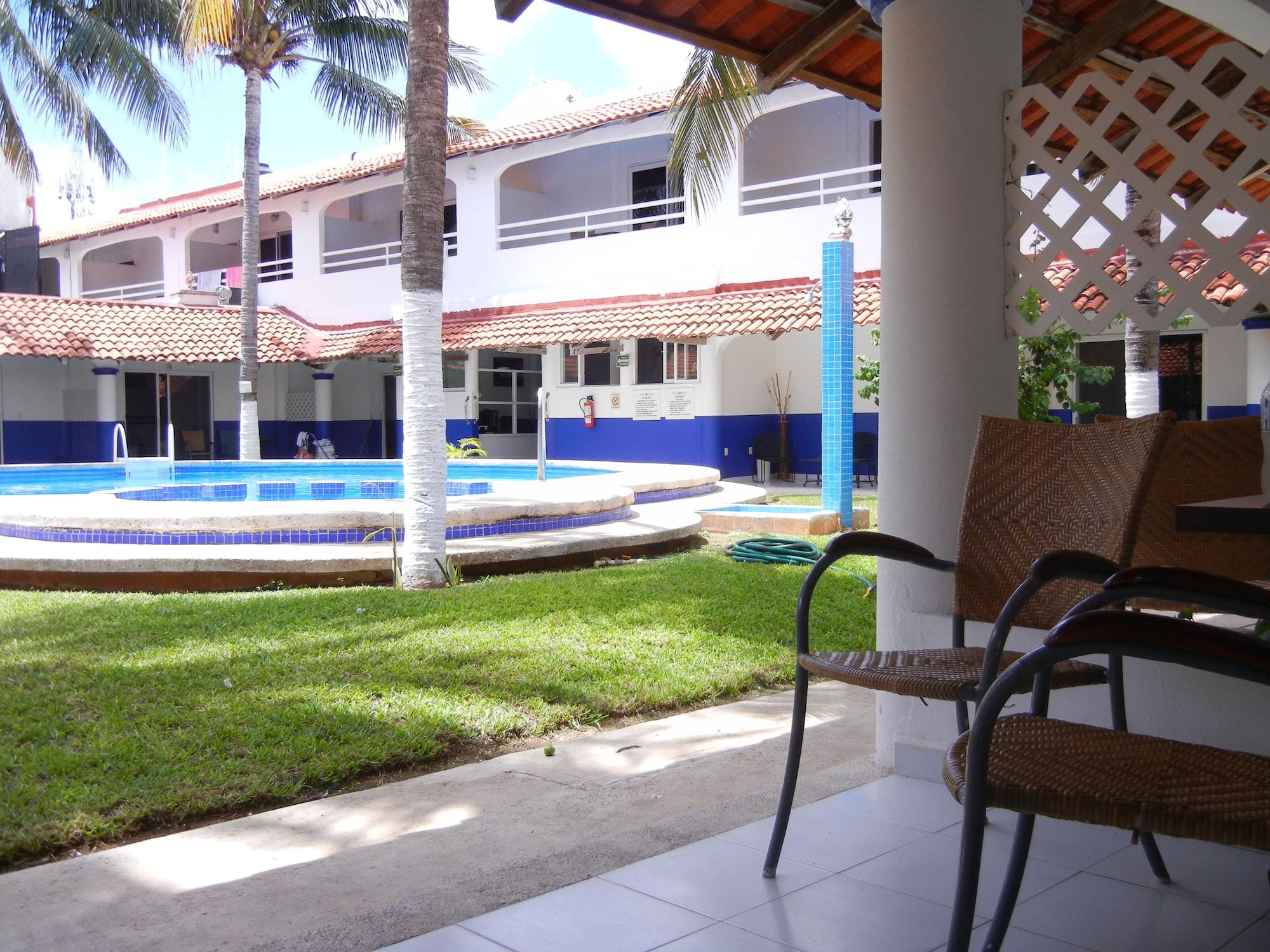 Plaza Almendros, Isla Mujeres