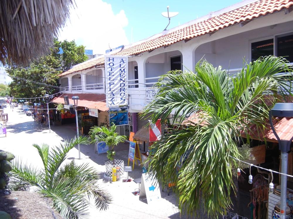 Plaza Almendros, Hotel 3*