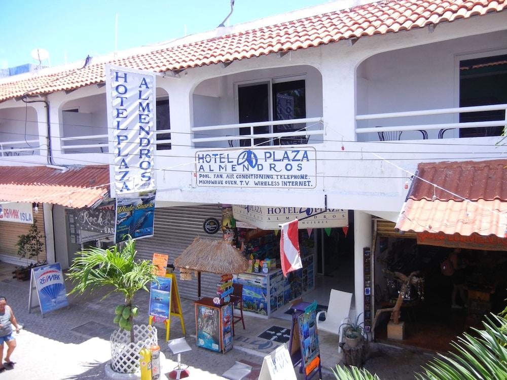 Plaza Almendros, Isla Mujeres