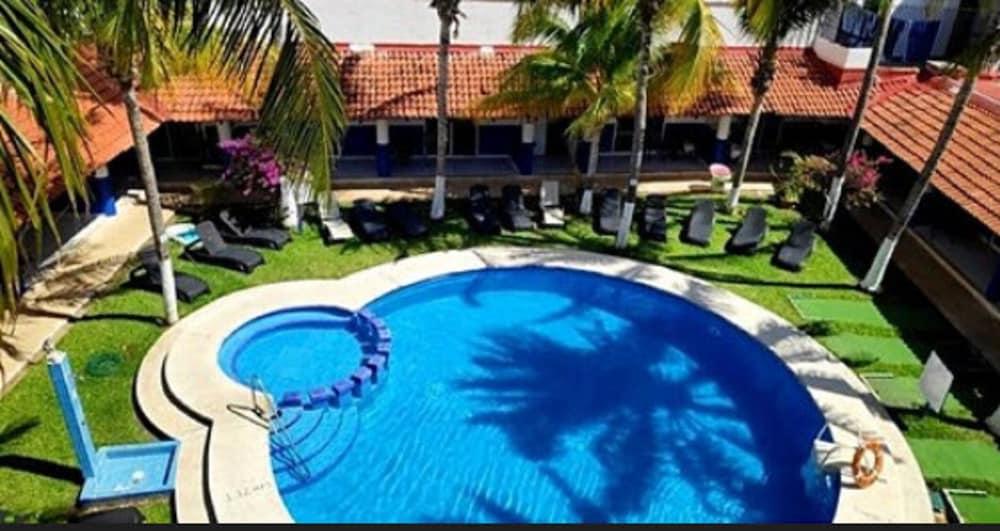 Plaza Almendros, Isla Mujeres