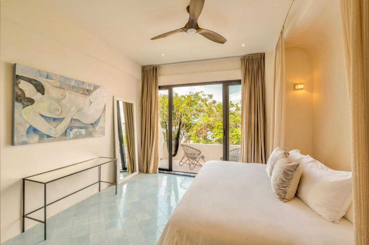 Lola By Coco B Isla Hotel