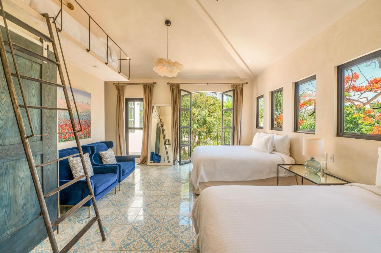 Lola By Coco B Isla Hotel