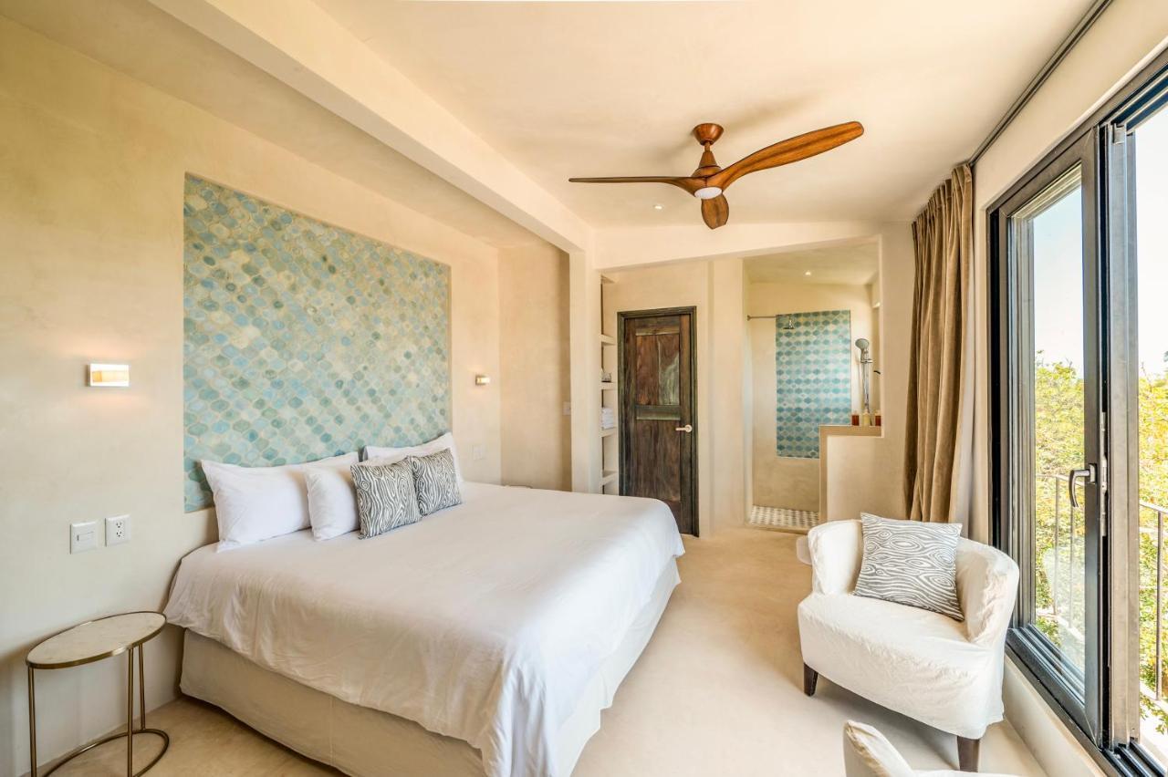 Lola By Coco B Isla Hotel