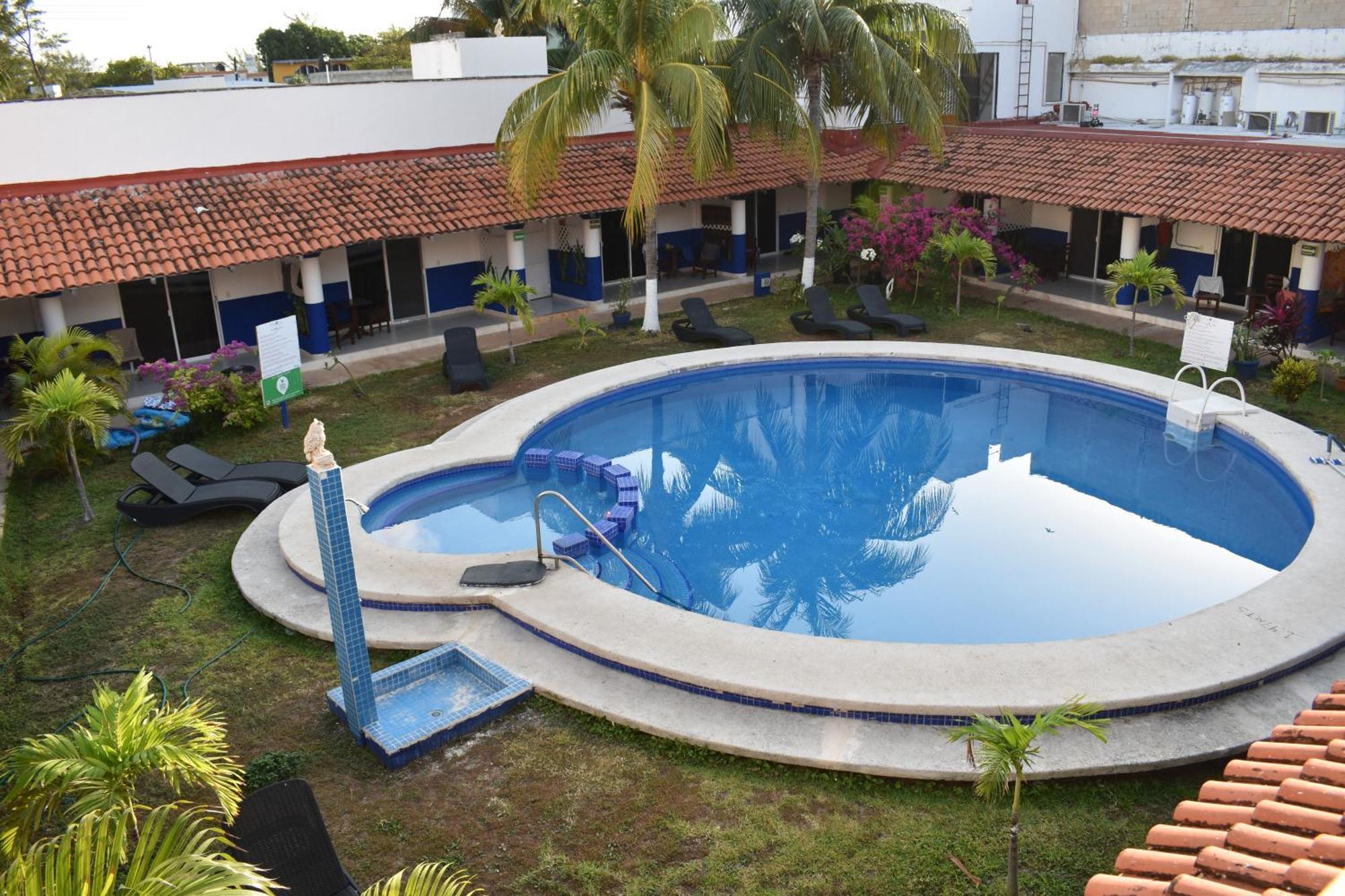 Plaza Almendros, Isla Mujeres