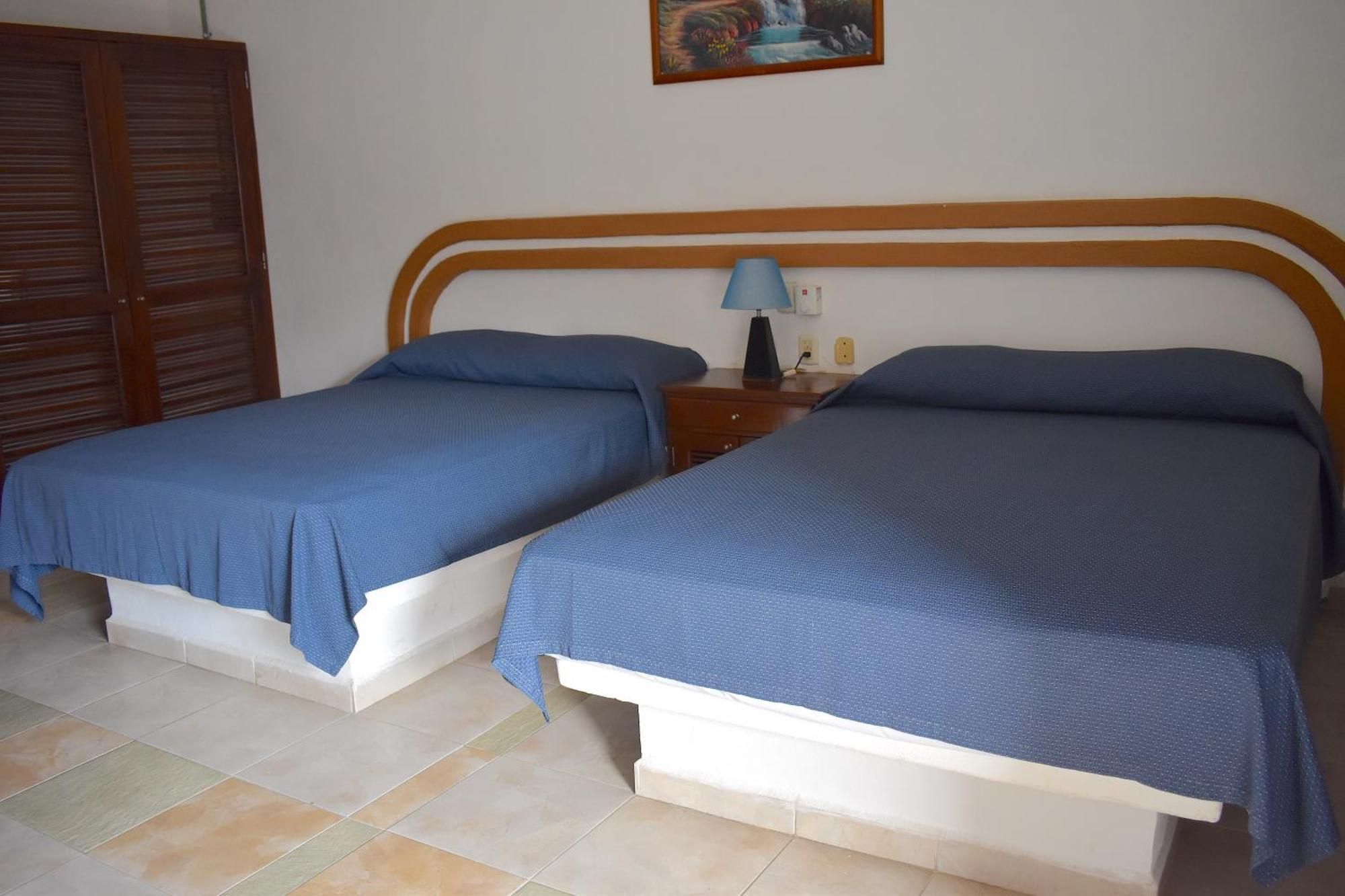 Plaza Almendros, 3*