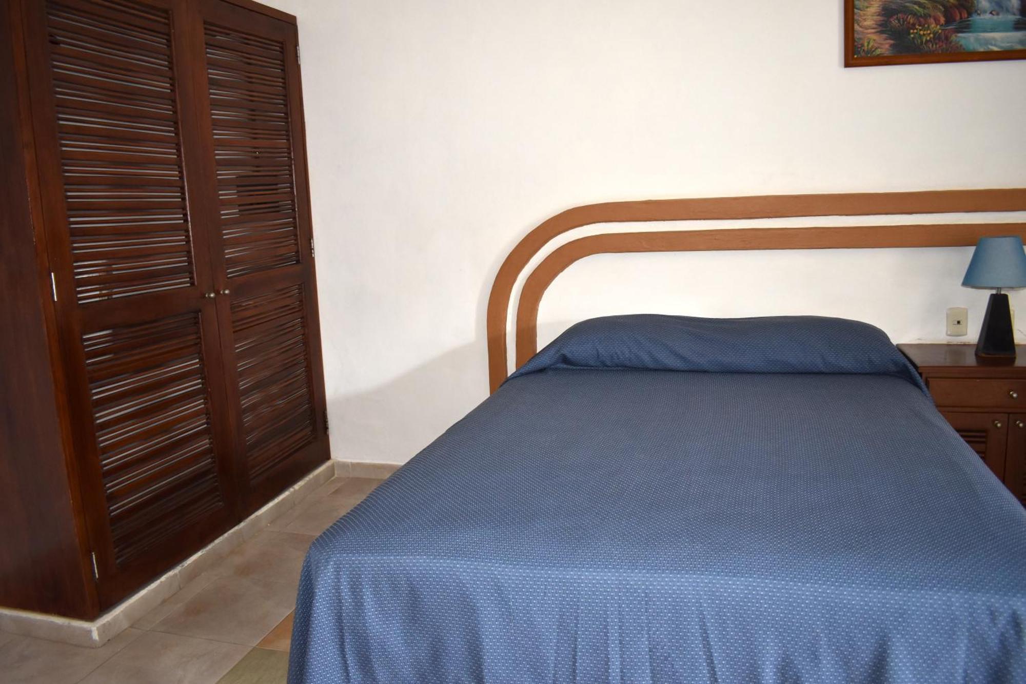Plaza Almendros, Hotel 3*