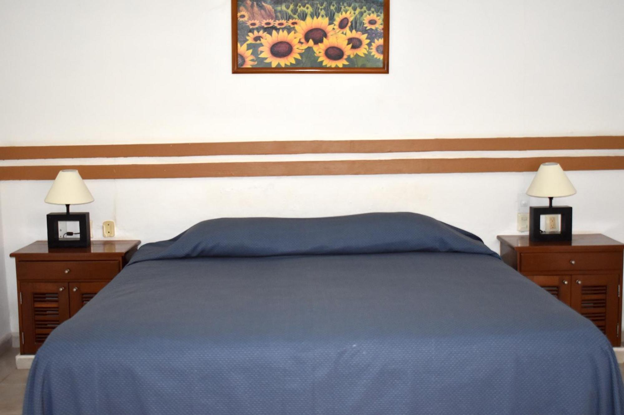 Plaza Almendros, 3*