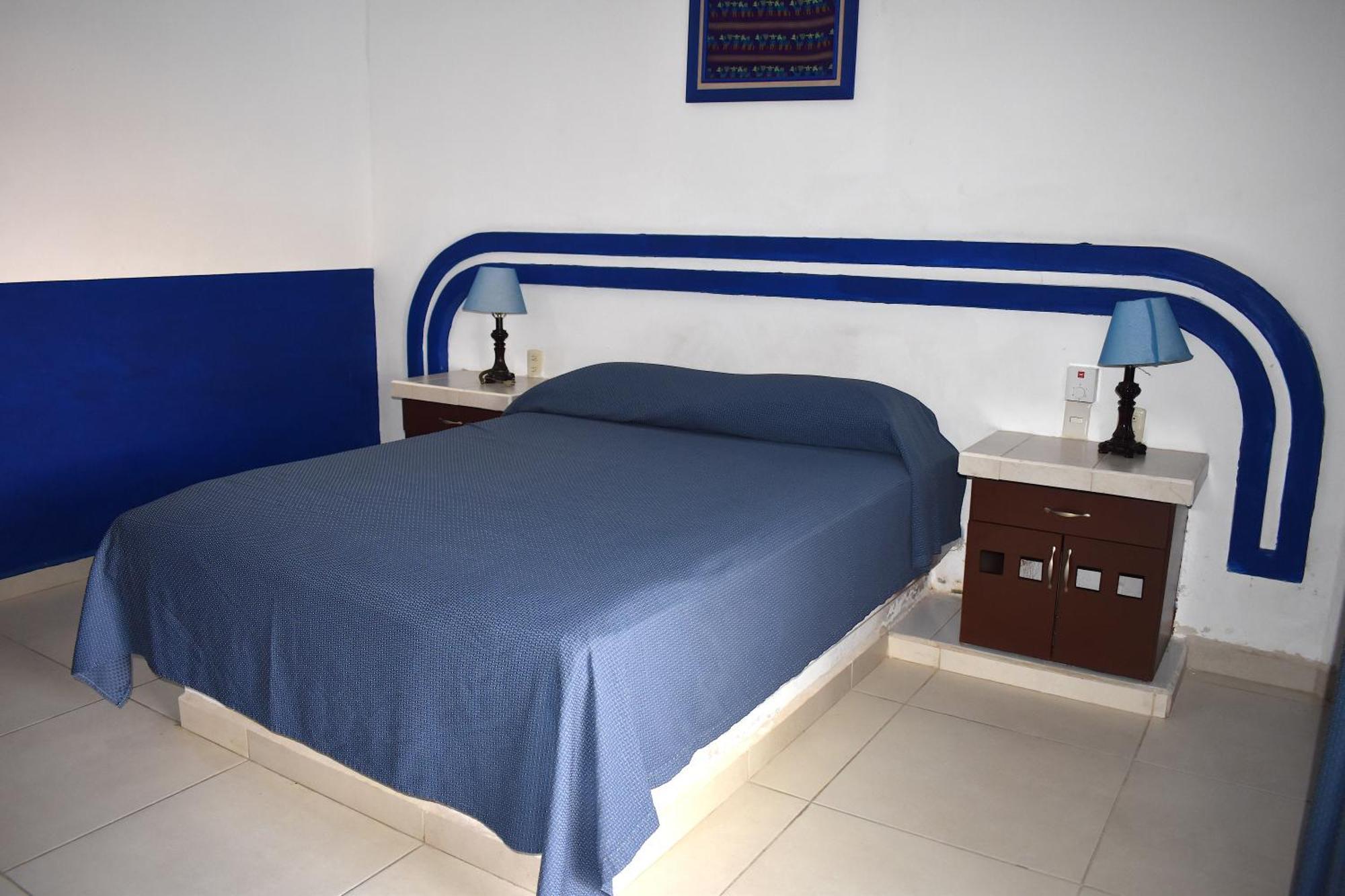 Plaza Almendros, Hotel 3*