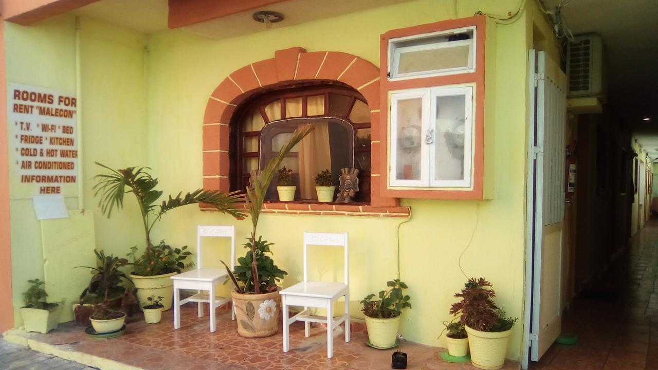 Study El Malecon Apartment *