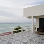 Chichis And Charlies Beachfront Hotel