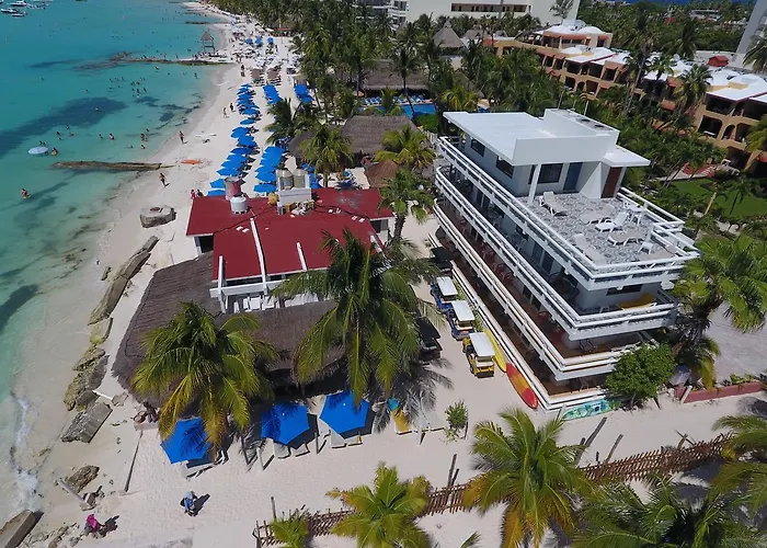 Chichis And Charlies Beachfront Hotel