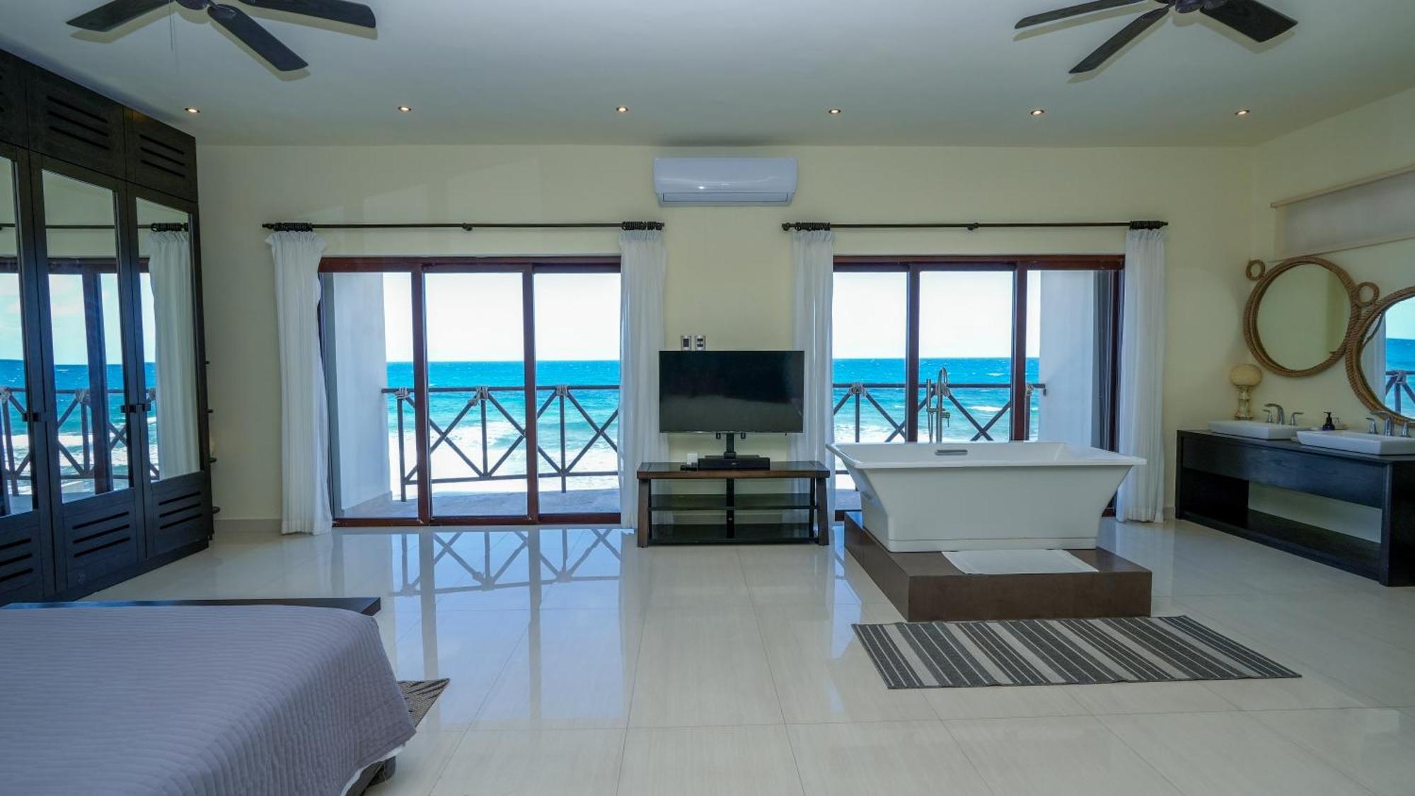 Villa Casa Javi- Ocean Front Located Mid