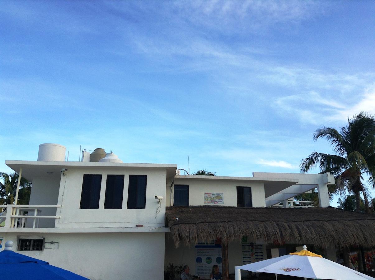 Chichis And Charlies Beachfront Hotel 3*