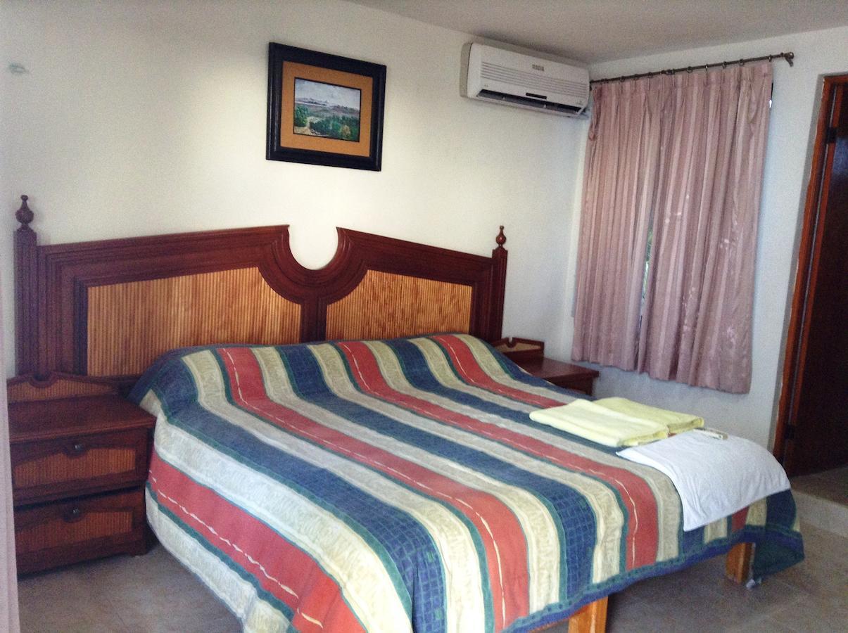 Chichis And Charlies Beachfront 3*