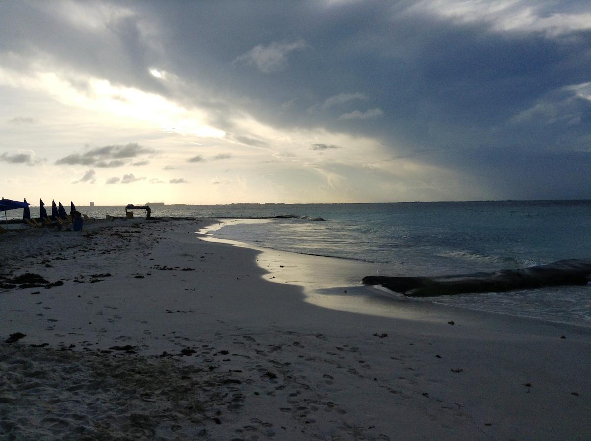 Chichis And Charlies Beachfront Hotel 3*