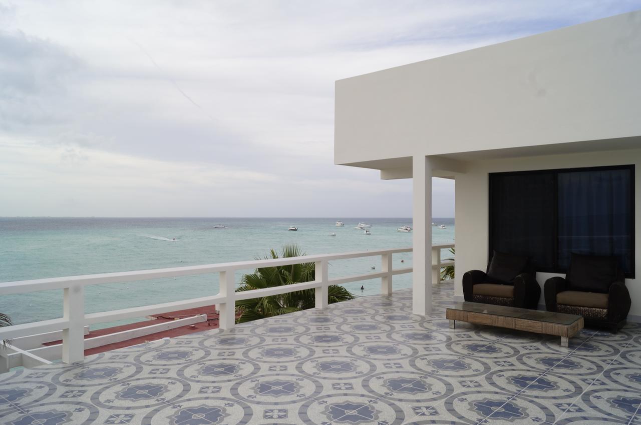 Chichis And Charlies Beachfront Hotel 3*