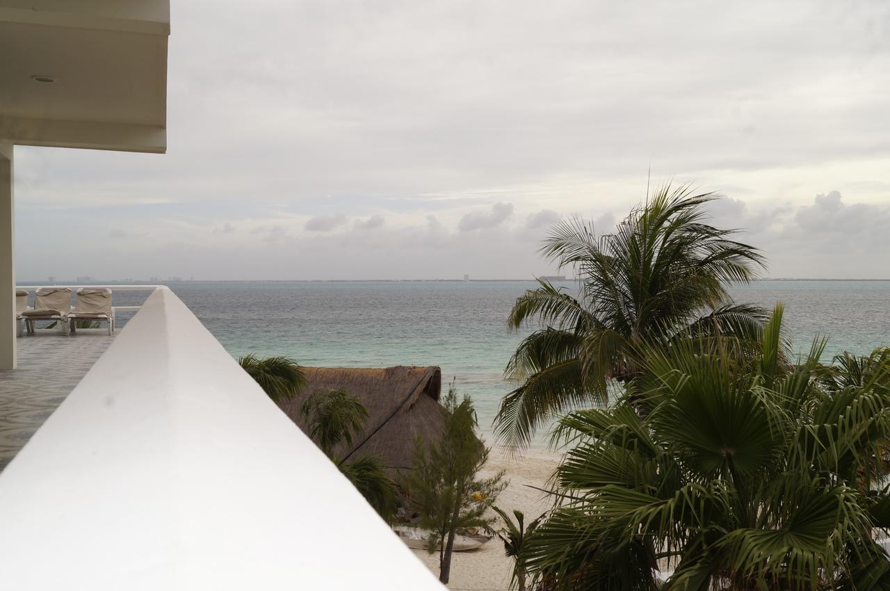 Chichis And Charlies Beachfront Hotel 3*