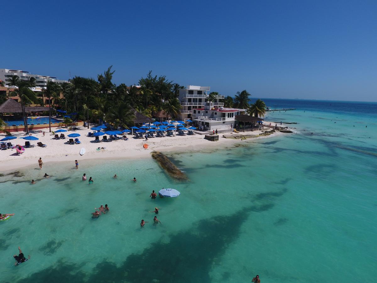 Chichis And Charlies Beachfront Hotel