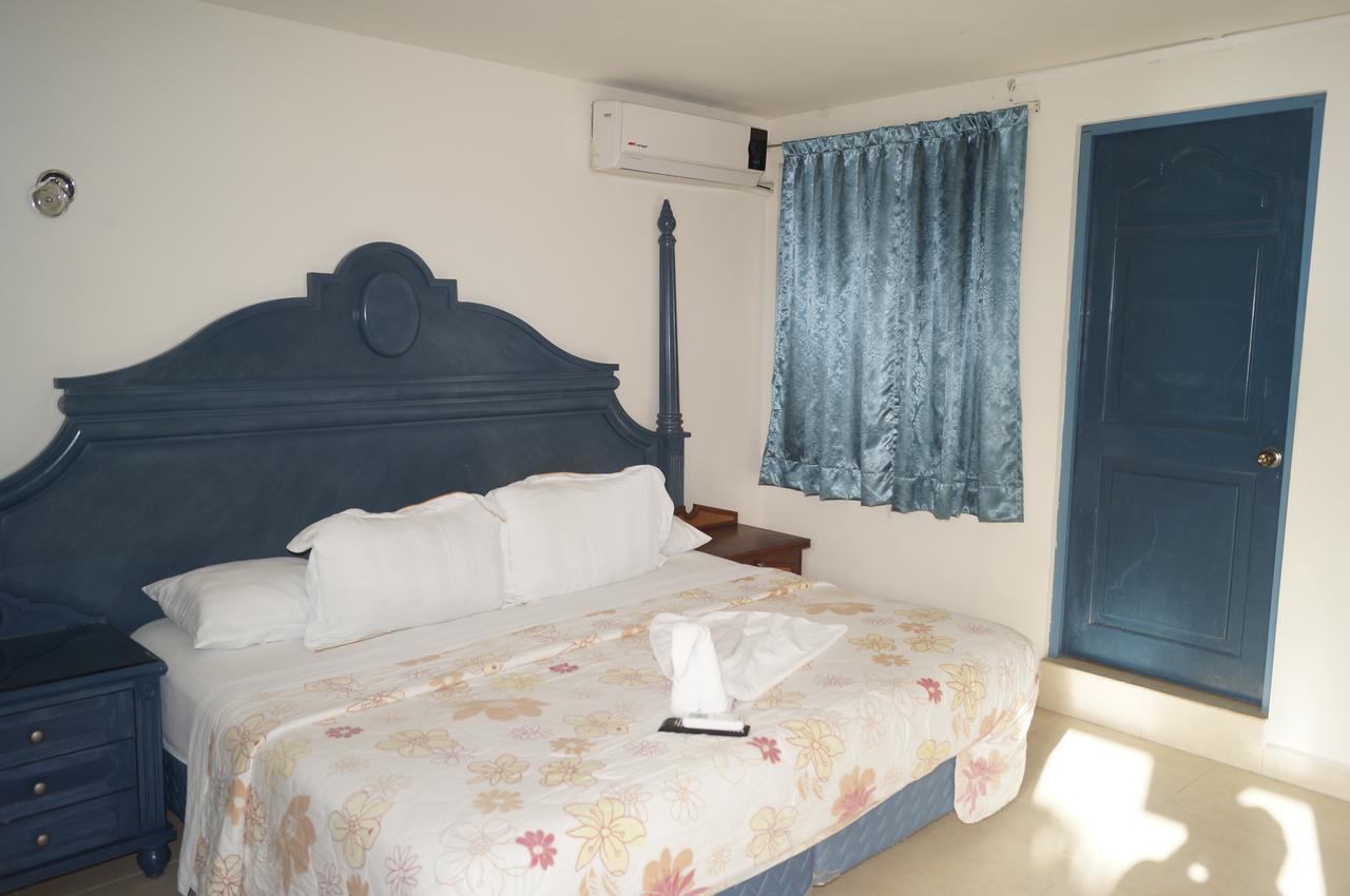 Hotel Chichis And Charlies Beachfront 3*