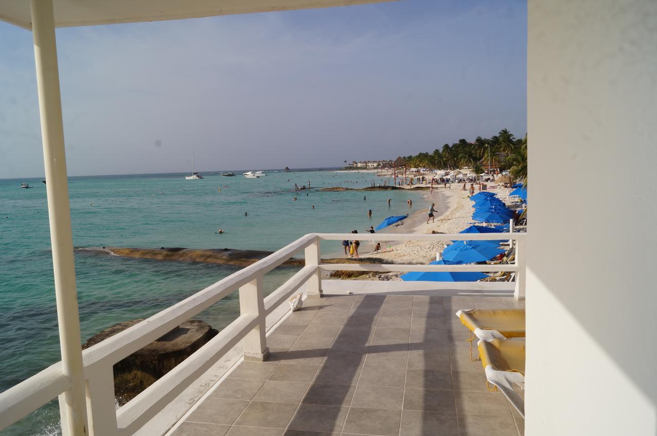 Chichis And Charlies Beachfront Hotel 3*
