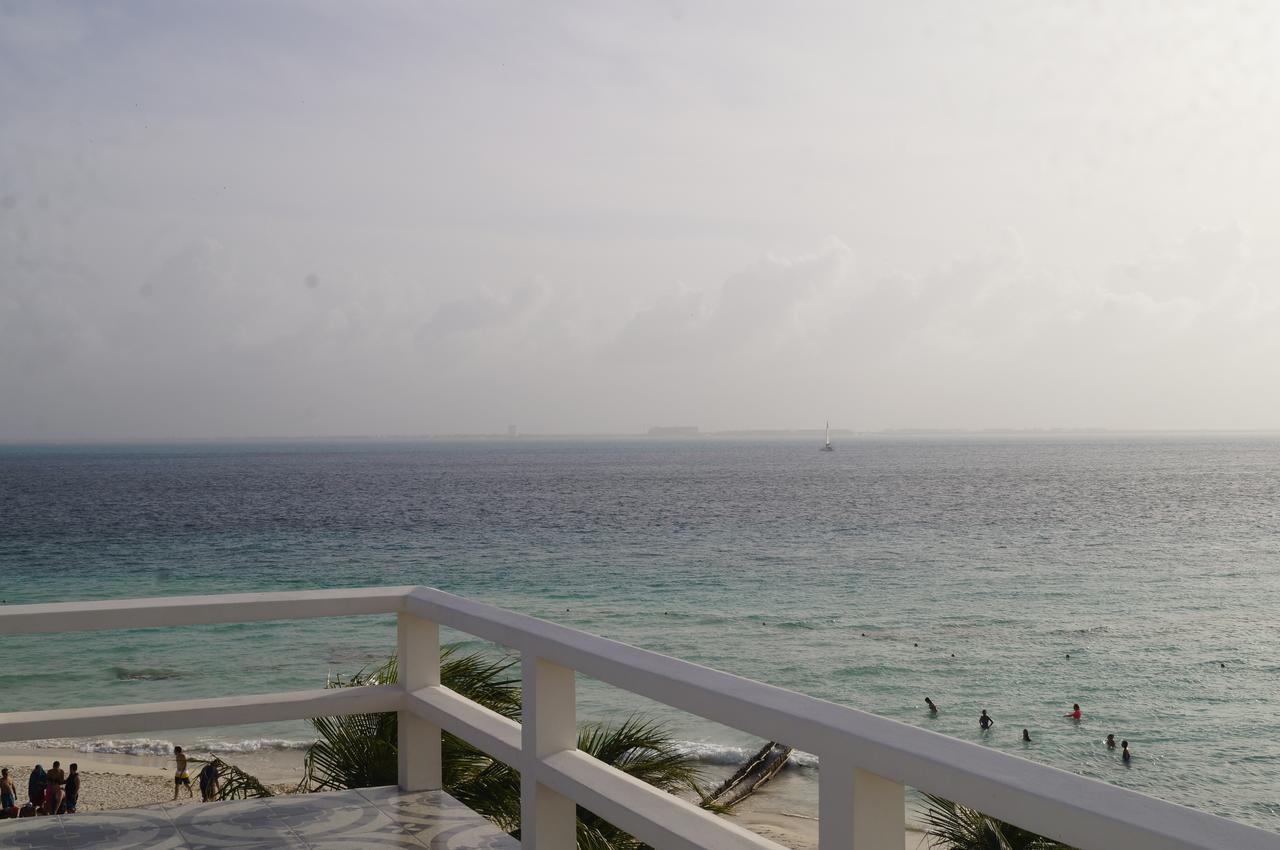 Hotel Chichis And Charlies Beachfront