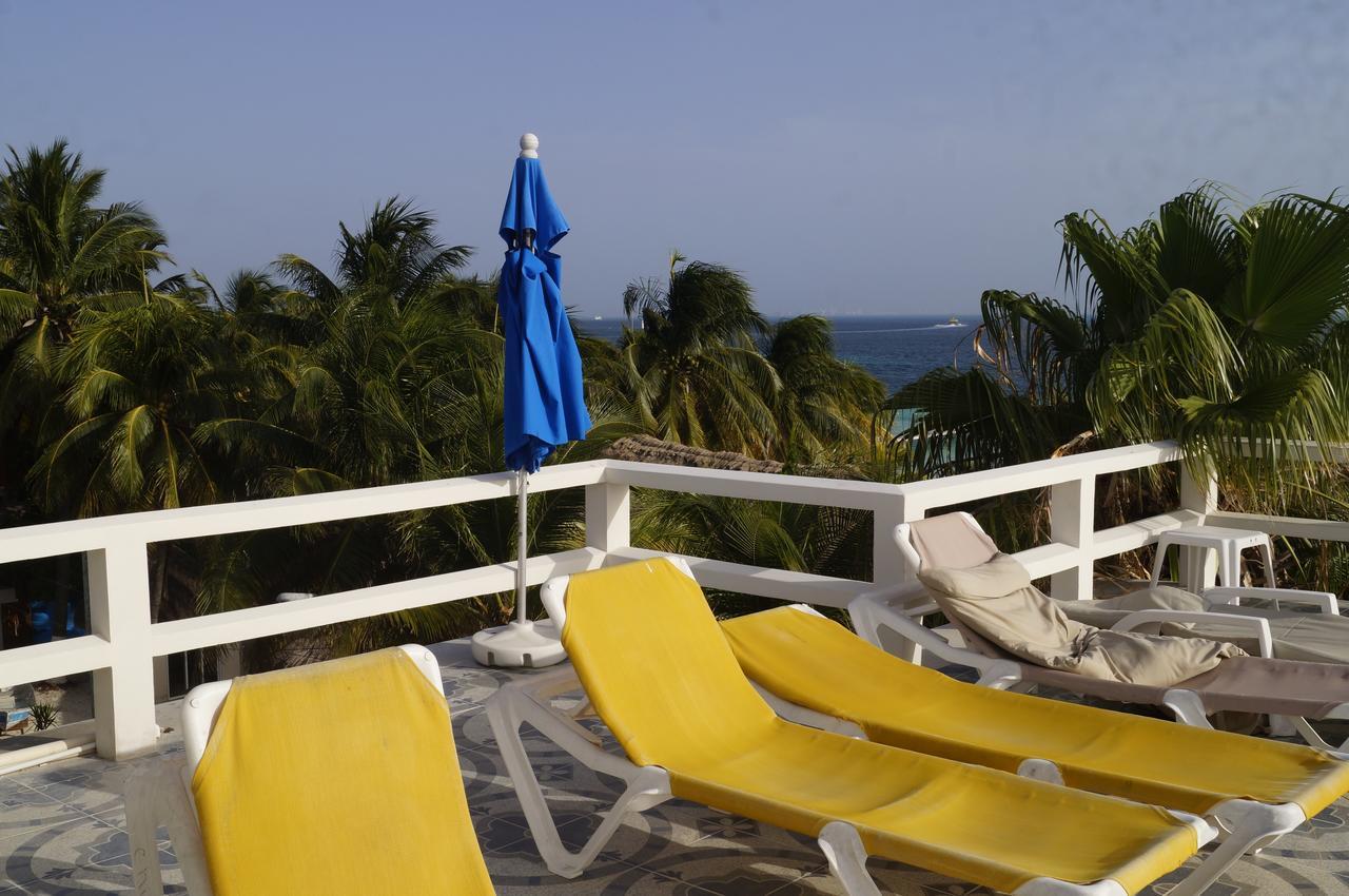 Chichis And Charlies Beachfront Hotel