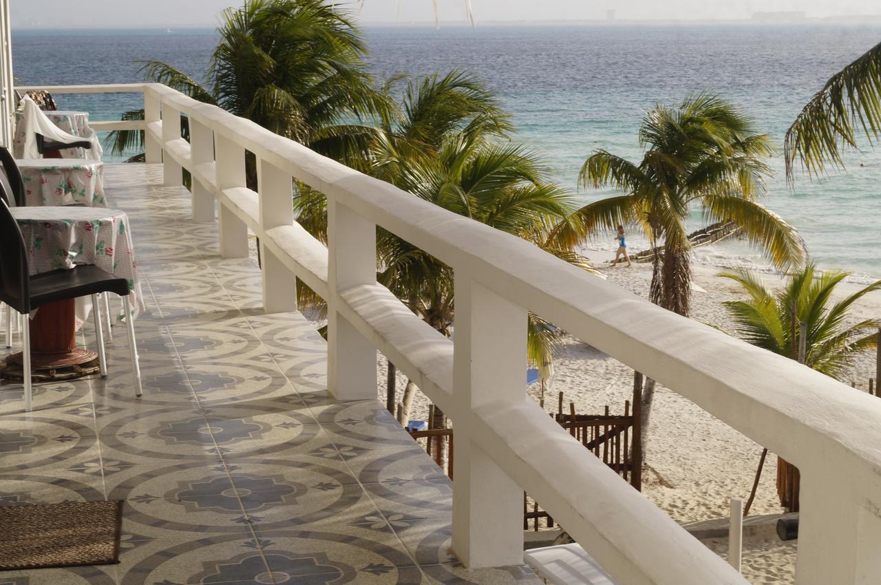 Chichis And Charlies Beachfront Hotel 3*