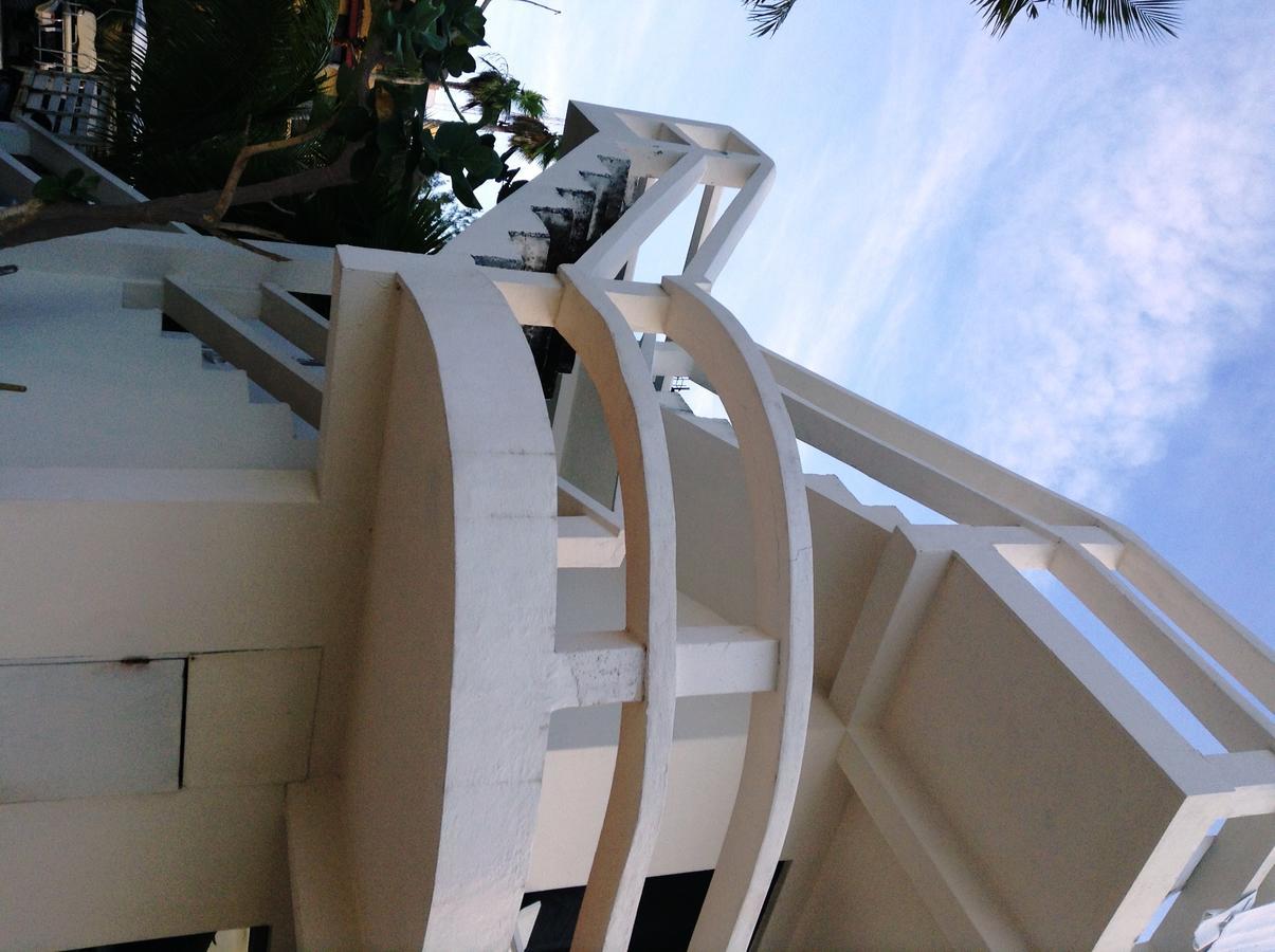 Chichis And Charlies Beachfront
